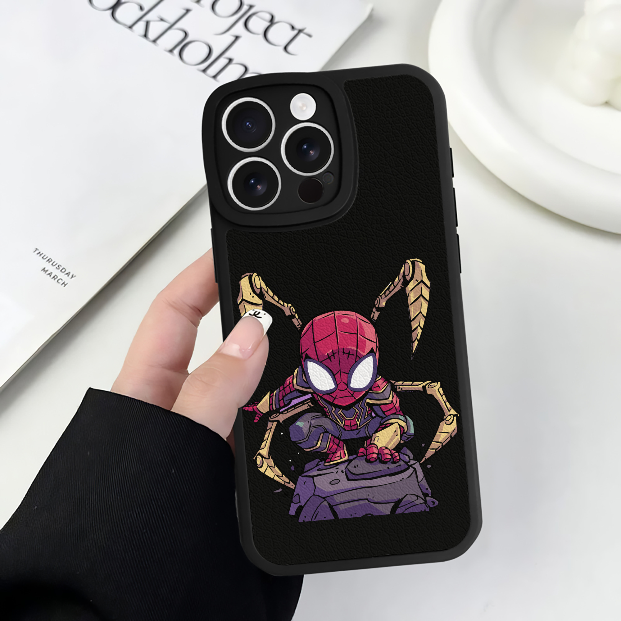 （画像用） アベンジャーズ The Avengers 【iPhone 16シリーズ対応】シリコンスマホケース（レザー調） 材質：シリコン